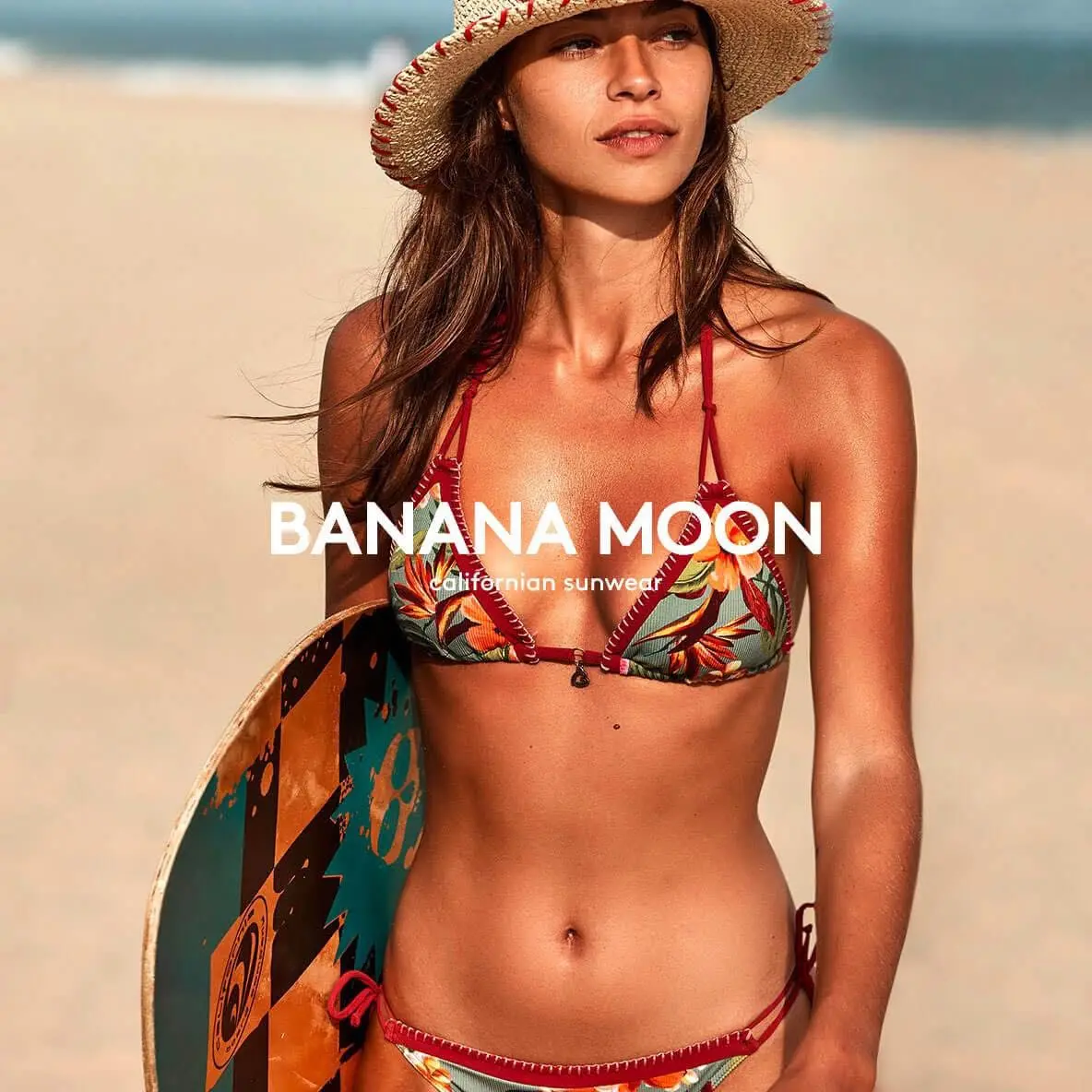 Banana Moon bikini op het strand