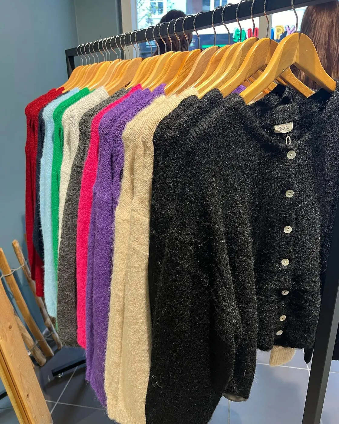 Rek met gekleurde truien in de winkel